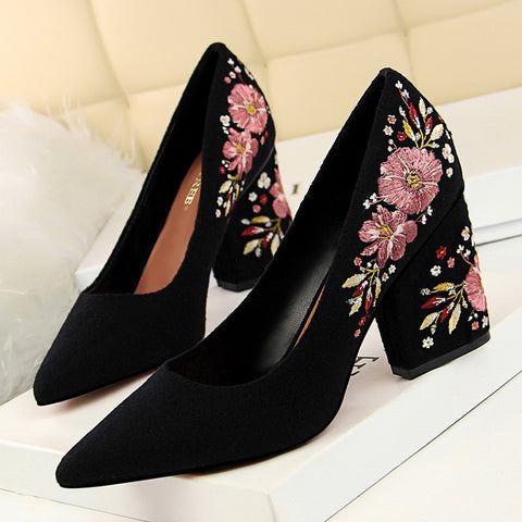 Women's shoes with thick heels